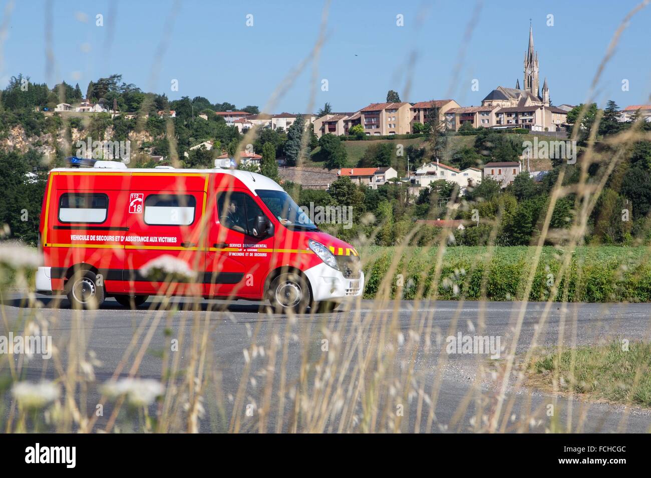 Véhicule d'urgence, les premiers soins d'ambulance, à Fumel, (47) Lot-et-Garonne, France Banque D'Images