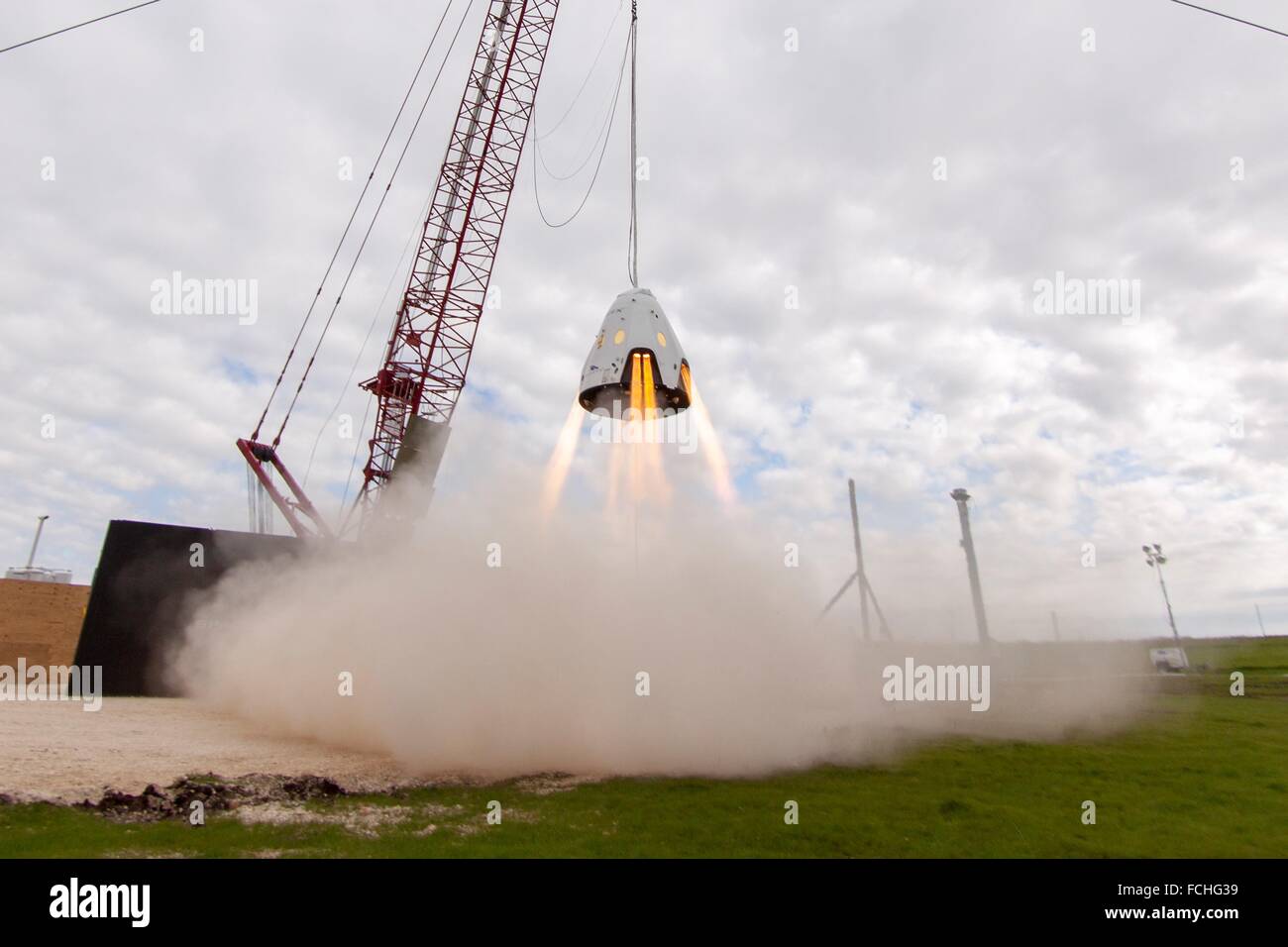 L'équipage SpaceX Dragon spacecraft propulsion réussi au cours d'un test en vol stationnaire, le 24 novembre 2016 dans McGregor, au Texas. Le système est conçu à la terre un vaisseau spatial habité en toute sécurité sur le terrain sans parachutes et a généré 33 000 livres de poussée pendant le vol stationnaire qui a duré cinq secondes. Banque D'Images