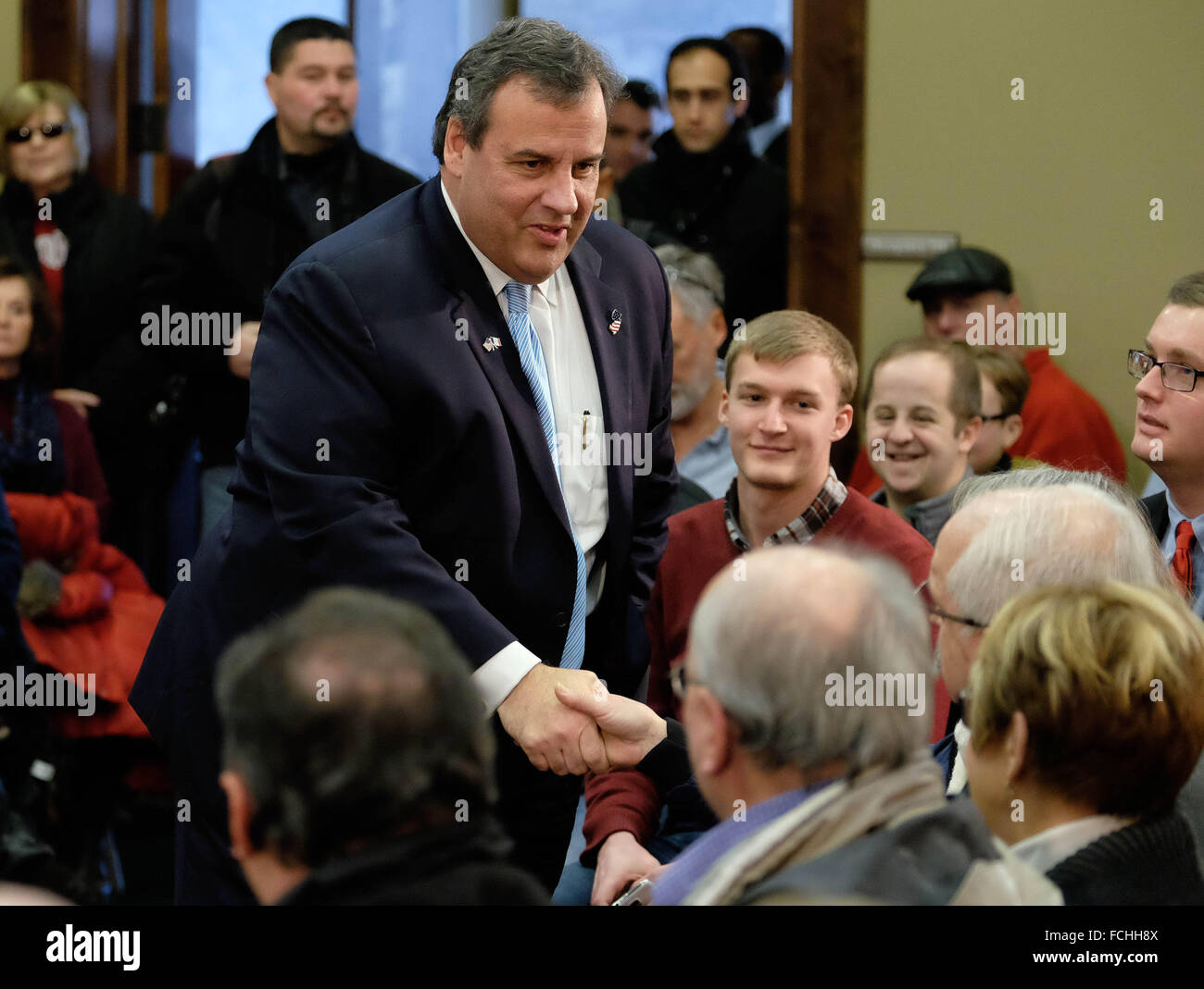 Le Mars, Iowa, États-Unis. 17 Jan, 2016. Candidat présidentiel républicain New Jersey Gov. CHRIS CHRISTIE salue des gens avant de prendre la parole à une salle débordante qu'il campagnes dans le Lapin Bleu glacier. Christie dit que les Américains doivent élire quelqu'un qui a déjà l'expérience de direction. © Jerry Mennenga/ZUMA/Alamy Fil Live News Banque D'Images