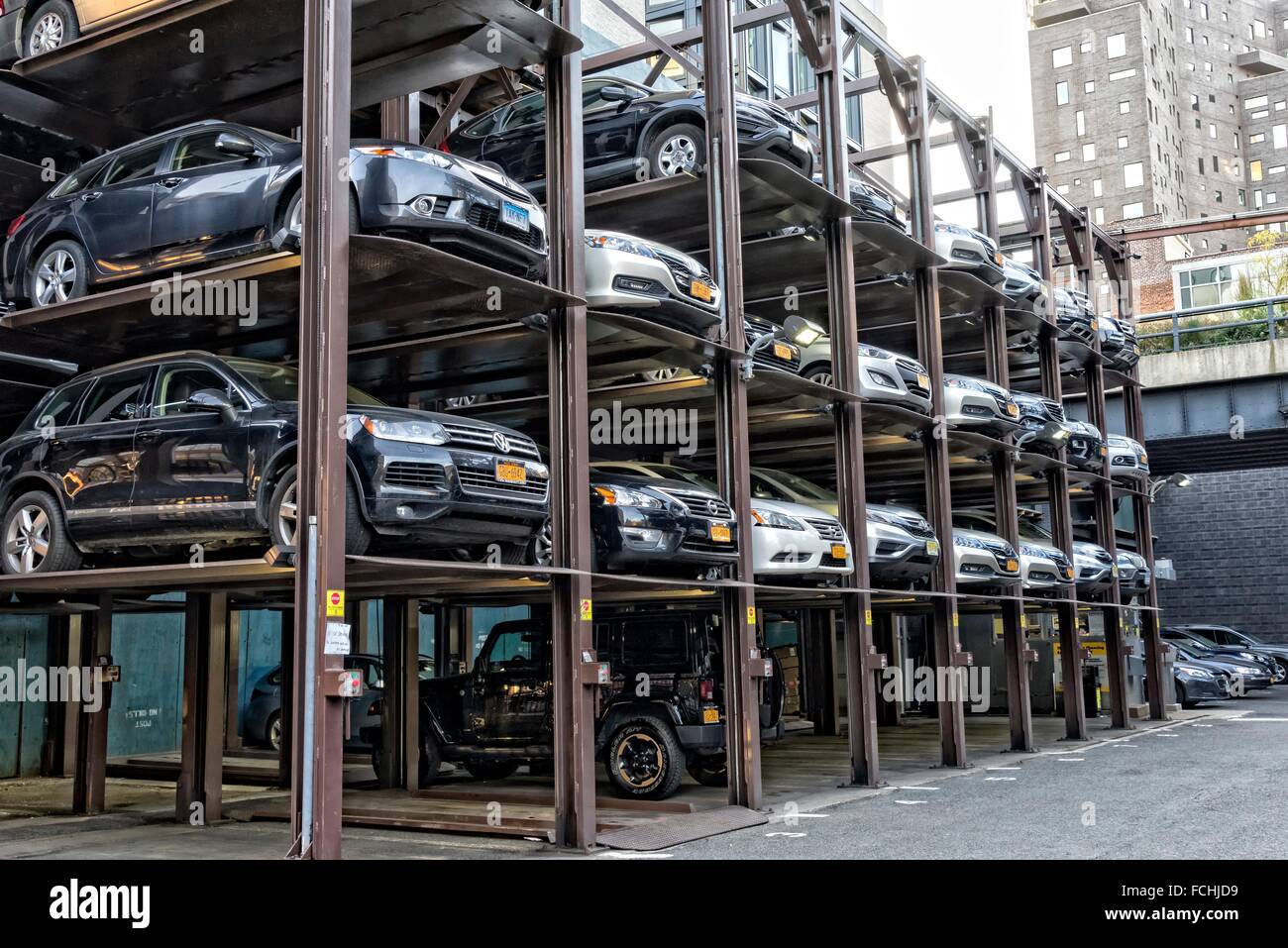 Voitures empilées dans a Multi-Level Manhattan, New York City, un parking  Photo Stock - Alamy