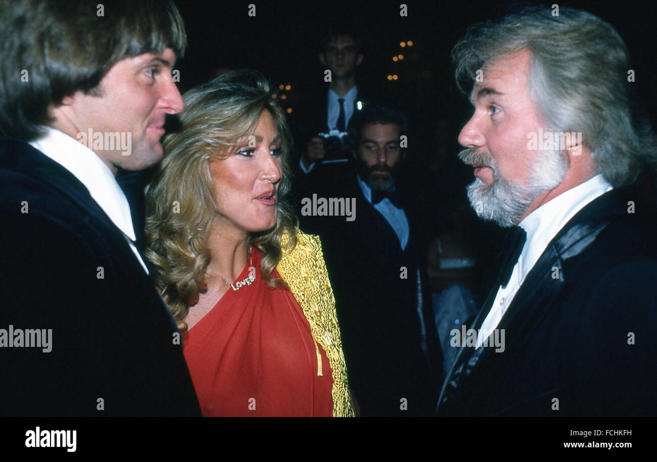 Bruce Jenner, médaillé d'or olympique, et Linda Thompson, épouse Le chanteur de pays Kenny Rogers à l'occasion du gala de la cravate noire Hollywood dans les années 1980 Banque D'Images