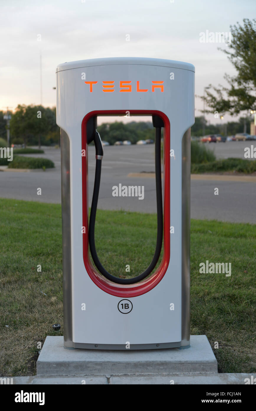 Topeka, Kansas, États-Unis, 5e septembre, 9-5-2015 Le supercharger station dans l'Arby's parking à Topeka au Kansas. Tesla Tesla a de stations permettent d'être rapides voitures-facturés en moins d'une heure-au réseau, pour aucun paiement. En février 2015 il y avait 2 000 compresseurs en 400 stations à travers le monde. Credit : Mark Reinstein Banque D'Images