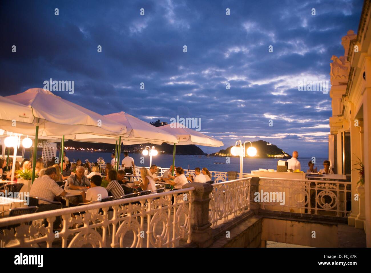 Une terrasse de restaurant de la plage Playa de La Concha à San Sebastian,  Vizcaya, Pays Basque, Espagne, Europe Photo Stock - Alamy