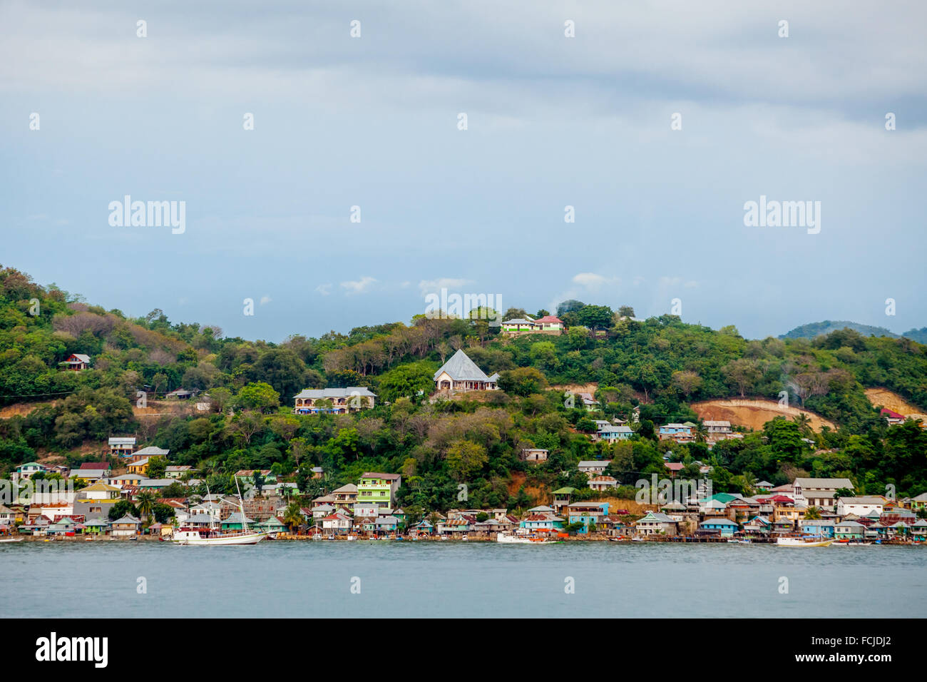 Paysage de la ville côtière de Labuan Bajo à l'extrémité ouest de l'île Flores, administrativement à l'ouest Manggarai, est Nusa Tenggara, Indonésie. Banque D'Images