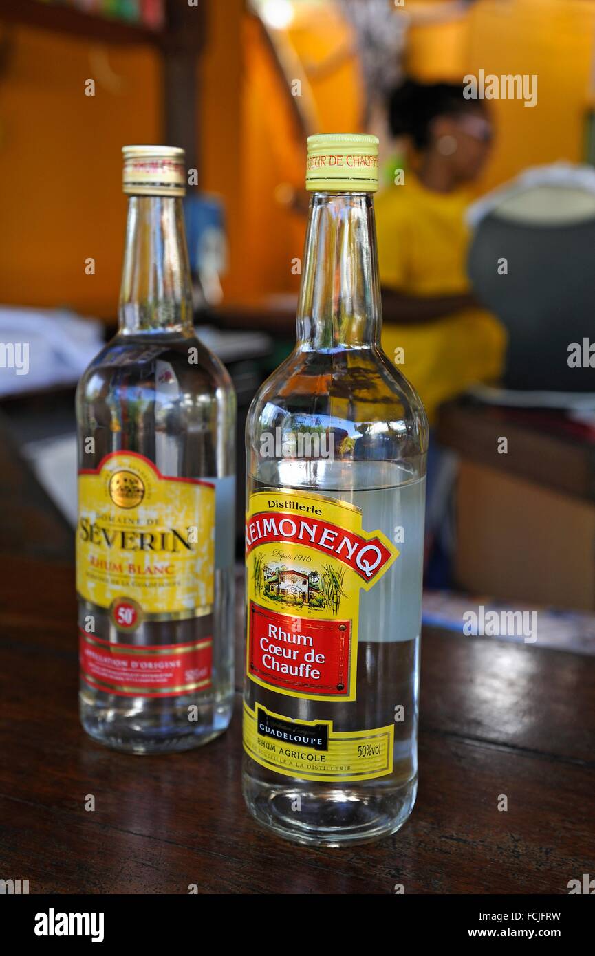 Bouteilles de rhum, bar du restaurant ''Clara'' par la mer à Sainte