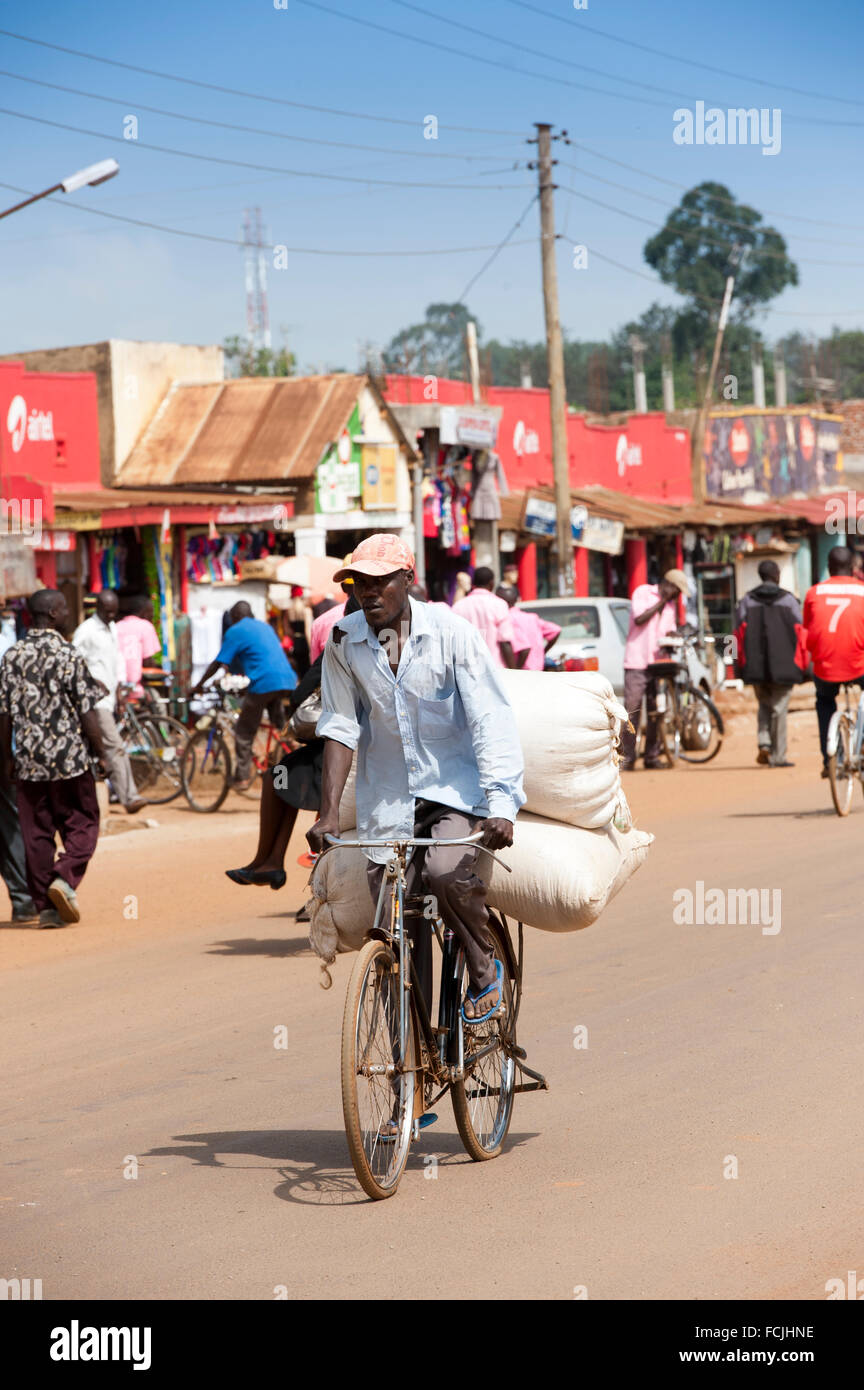 Ougandais le transport des marchandises sur les bicyclettes, Busia, Ouganda. Banque D'Images