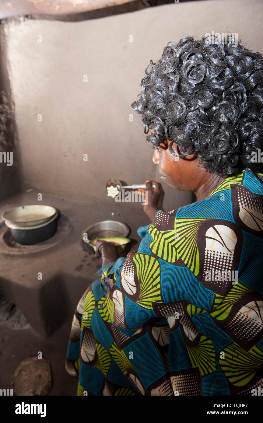 Dame ougandaise sur l'énergie de cuisson cuisinière efficace, ce qui réduit les émissions et les cuisiniers plus efficacement. Banque D'Images