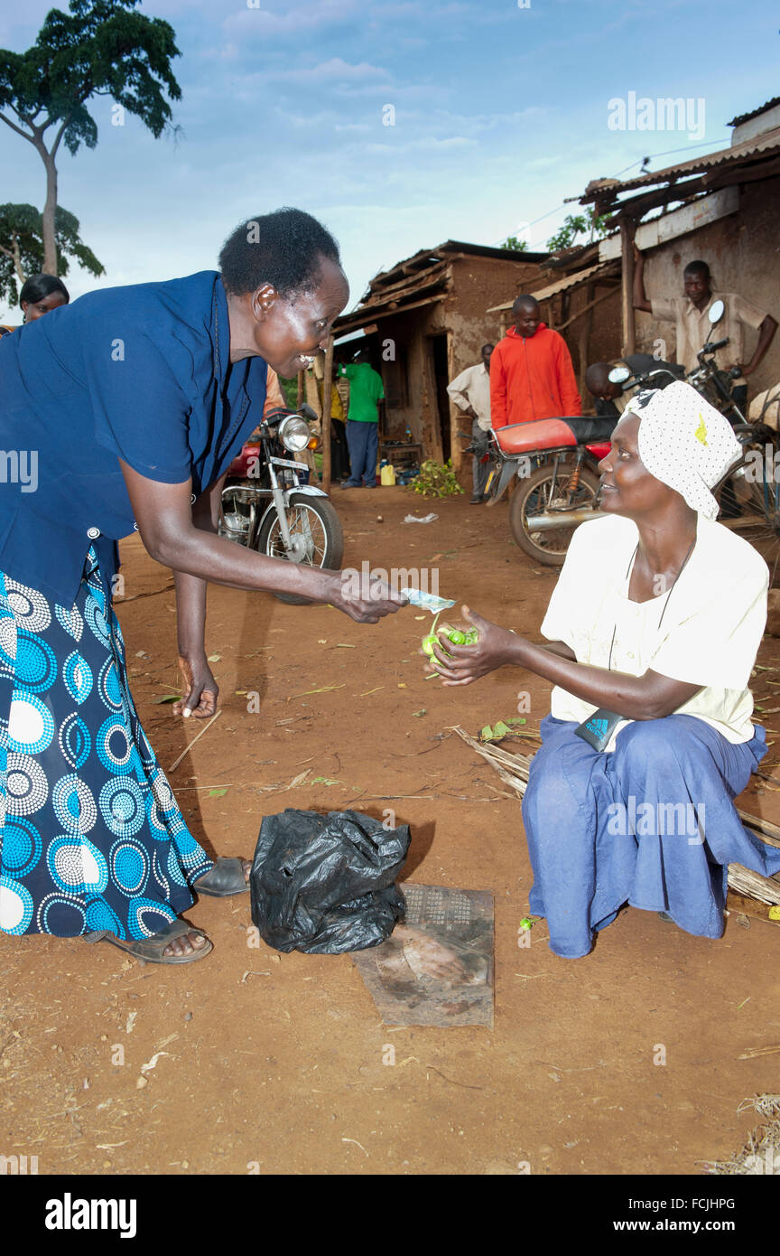 Lors d'une négociation avec les commerçants du marché en bordure de la vente de produits alimentaires. L'Ouganda. Banque D'Images