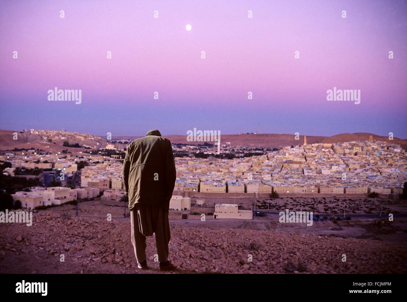 L'homme en face de Ghardaïa à l'aube, vallée du M'zab, l'Algérie, l'Afrique. Banque D'Images