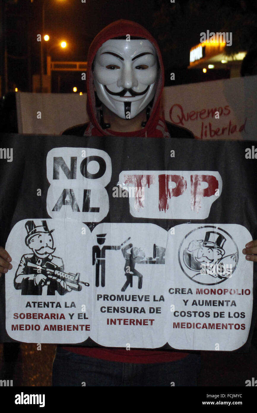 Lima. 23 Jan, 2016. Un manifestant masqué est titulaire d'un signe avec des slogans lors d'une marche contre l'accord de partenariat transpacifique (PTP), à Lima, Pérou, le 22 Jan, 2016. © Luis Camacho/Xinhua/Alamy Live News Banque D'Images