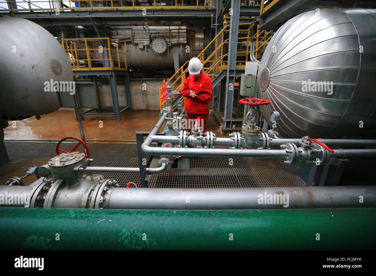 (160123) -- SUINING, 23 janvier 2016 (Xinhua) -- un travailleur enregistre des données à une station d'épuration de gaz naturel de l'Longwangmiao Réservoir à gaz FM dans la ville de Suining, dans le sud-ouest de la province chinoise du Sichuan, le 22 janvier 2016. Le réservoir de gaz FM Longwangmiao, situé dans la partie centrale du bassin du Sichuan, a été découvert en septembre 2012 et a été mis en production avec une production de gaz manuelle 11 milliards de mètres cubes en octobre 2015. Avec des gaz en place de 440,383 milliards de mètres cubes, il est si loin le plus uncompartmentalized marine monomère de réservoir à gaz en Chine. (Xinhua/Zhong Min) (lfj) Banque D'Images