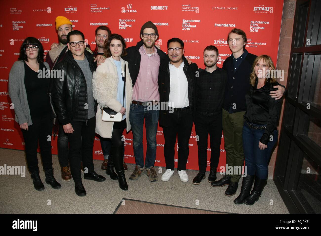 Park City, Utah, USA. 22 janvier, 2016. Mary Elizabeth Winstead, Daniel Scheinert, Dan Kwan, Daniel Radcliffe, Paul Dano, Miranda Bailey au niveau des arrivées de l'homme de l'armée suisse en première mondiale au Festival du Film de Sundance 2016, le Eccles Centre for the Performing Arts, Park City, UT 22 janvier 2016. Credit : James Atoa/Everett Collection/Alamy Live News Banque D'Images