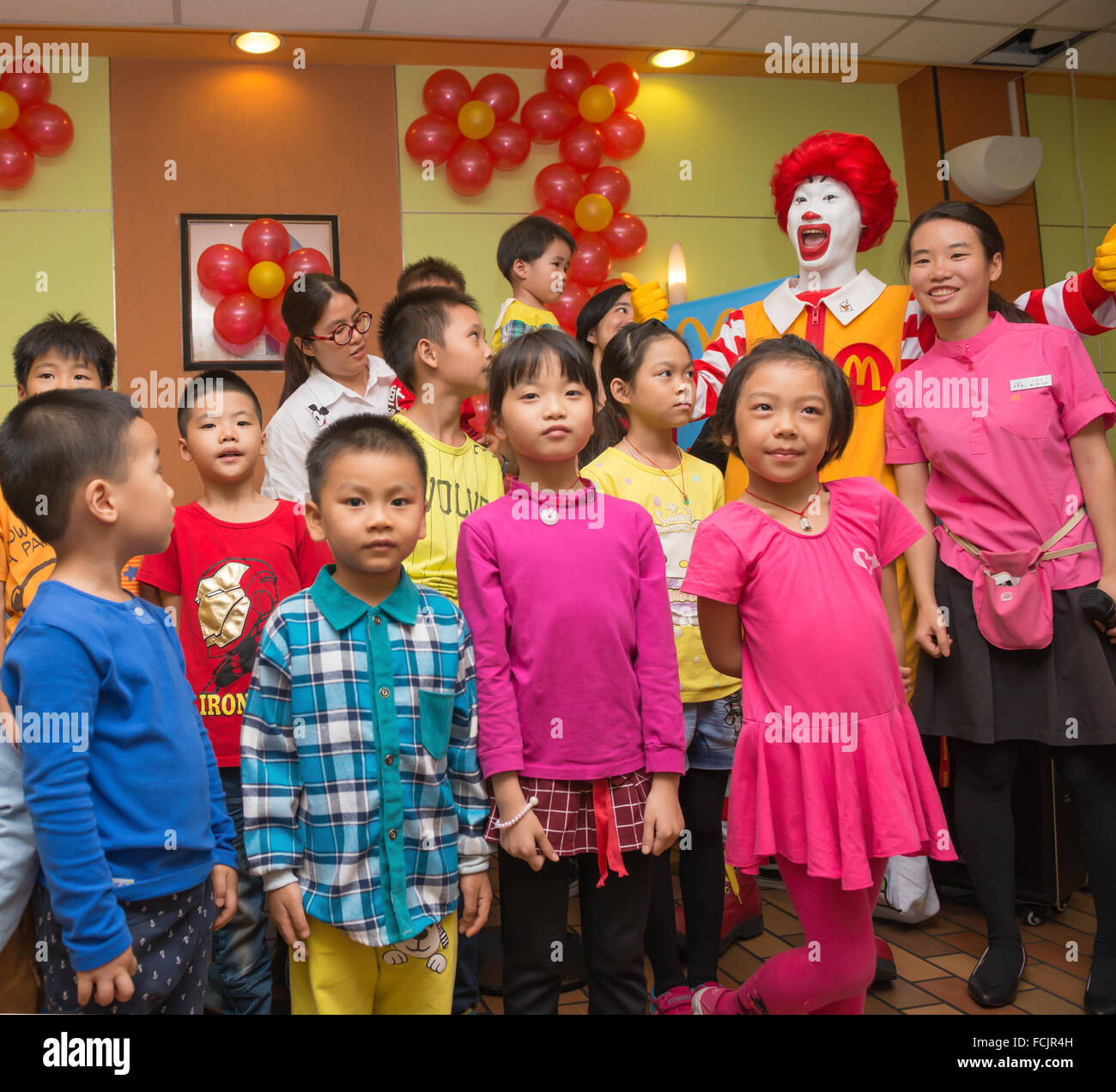 Zhongshan Guangdong-NOV 7 : Ronald MCDONALD'S character having party avec fans le 7 novembre 2015 à Zhongshan Guangdong Chine. Banque D'Images