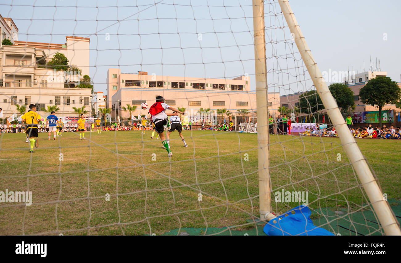 Shanghai, Chine - 19 mars les enfants jouent à un jeu de soccer amical le 19 mars 2015 à Shanghai, Chine. Banque D'Images