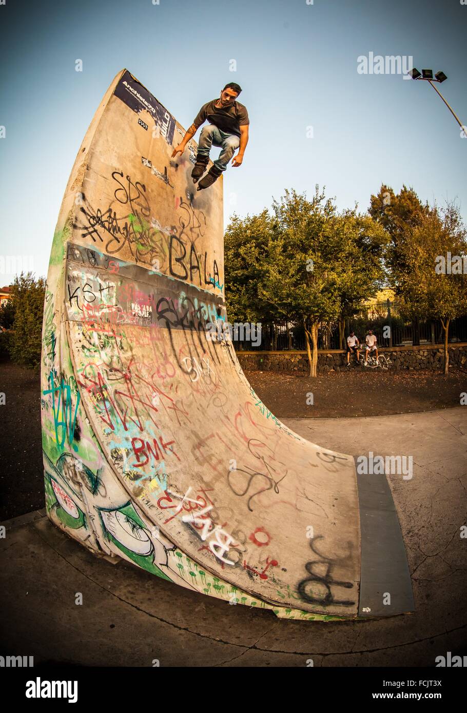 Jeune homme de roller à un skate park Photo Stock - Alamy