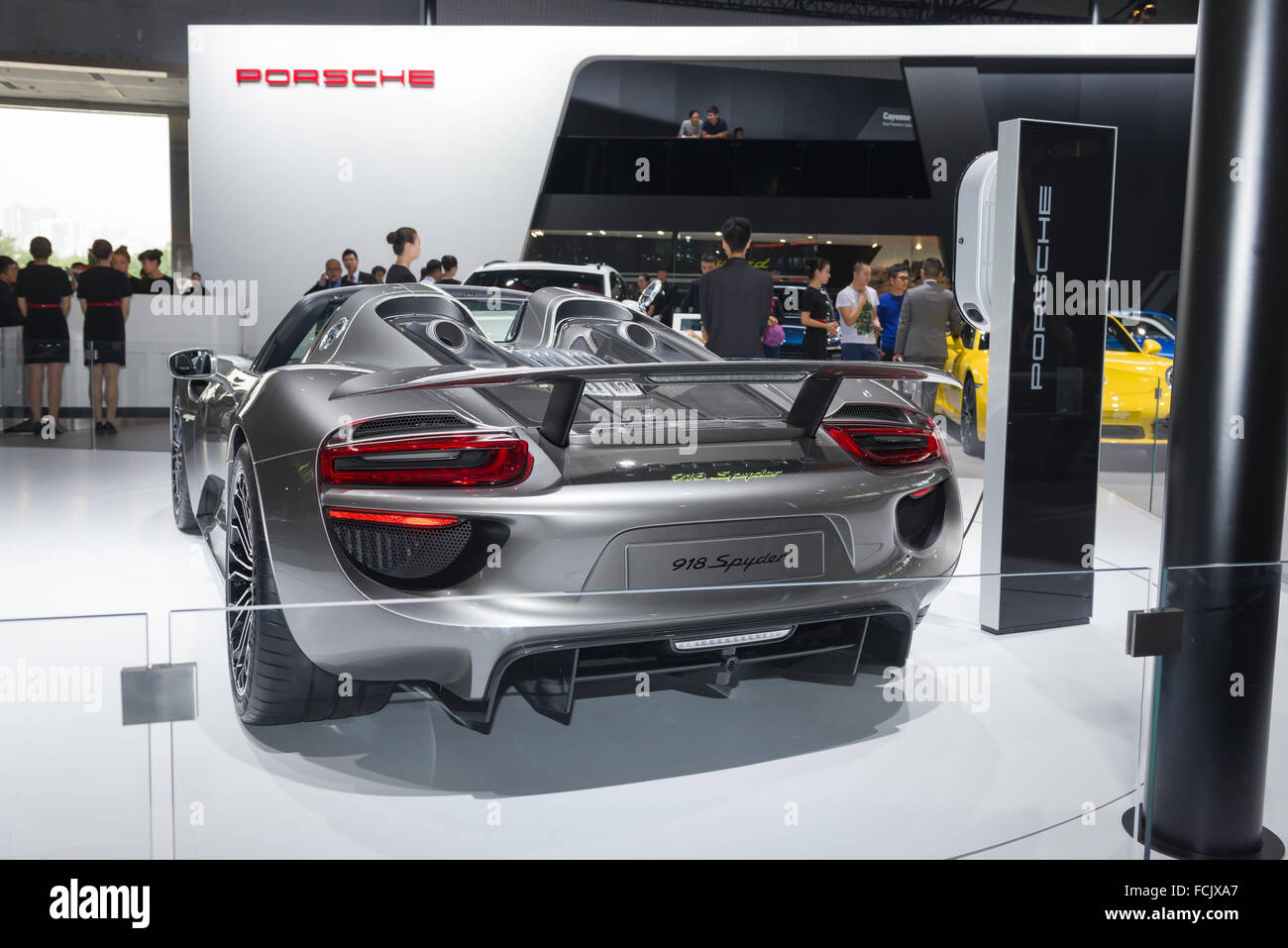 GUANGZHOU, CHINE - le 25 novembre : super voiture 918 Spyder de Porsche, présenté à la 12e exposition internationale de l'automobile de la Chine Banque D'Images