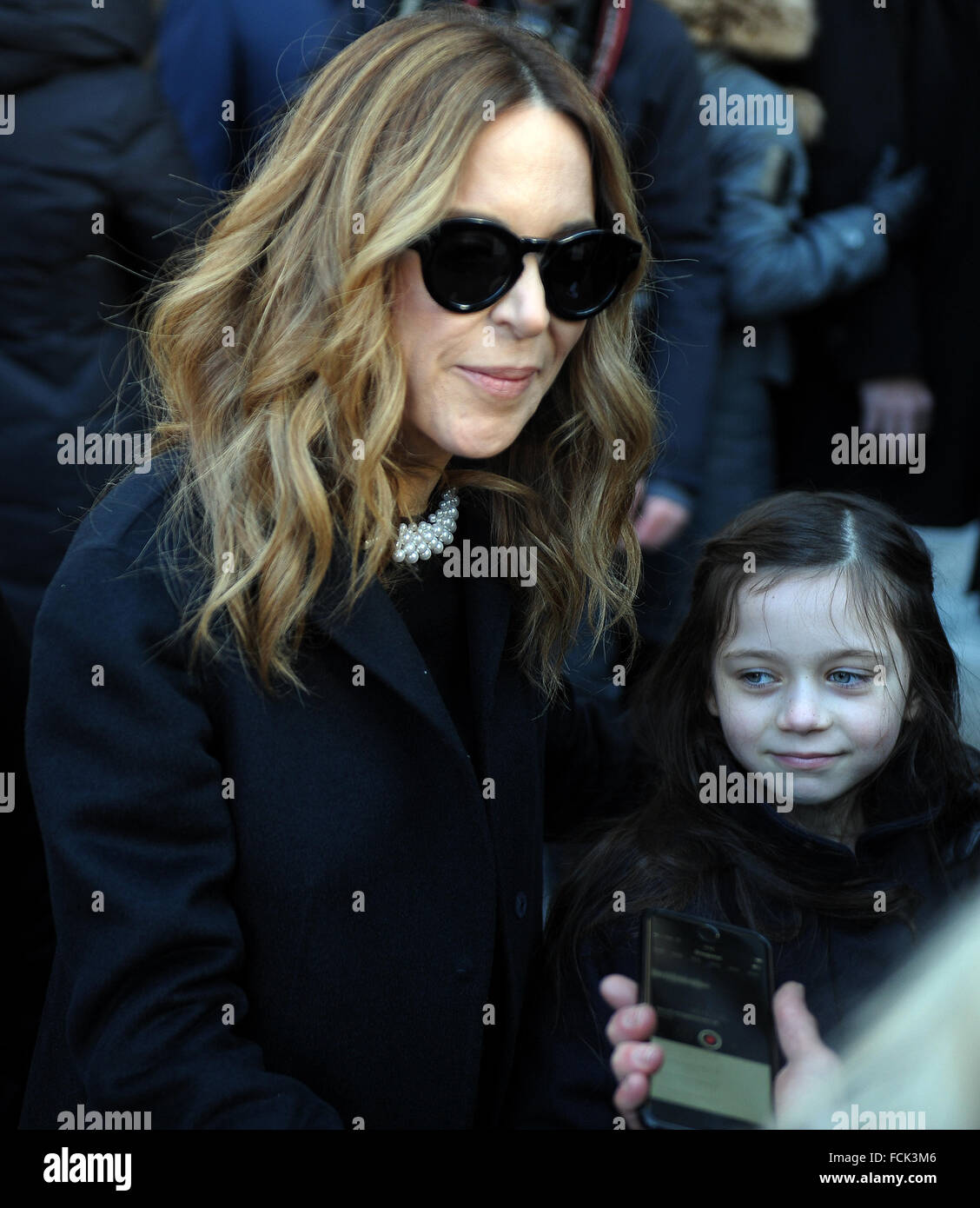 Montréal, Canada. 22 janvier, 2016. Julie Snyder arrivedto les funérailles de l'agent canadien des artistes René Angélil, le mari de la chanteuse Céline Dion, qui a eu lieu à la basilique Notre-Dame, Canada le 22 janvier 2016. photo : KADRI MOHAMED/IMAGESPIC imagespic Crédit :/Alamy Live News Banque D'Images