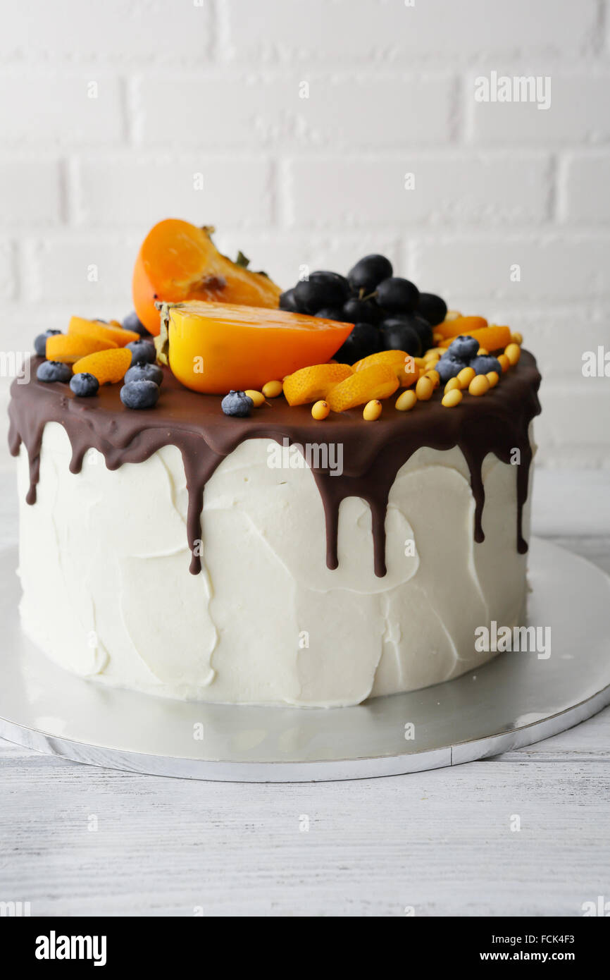 Grand gâteau avec décor de fruits, de l'alimentation libre Banque D'Images