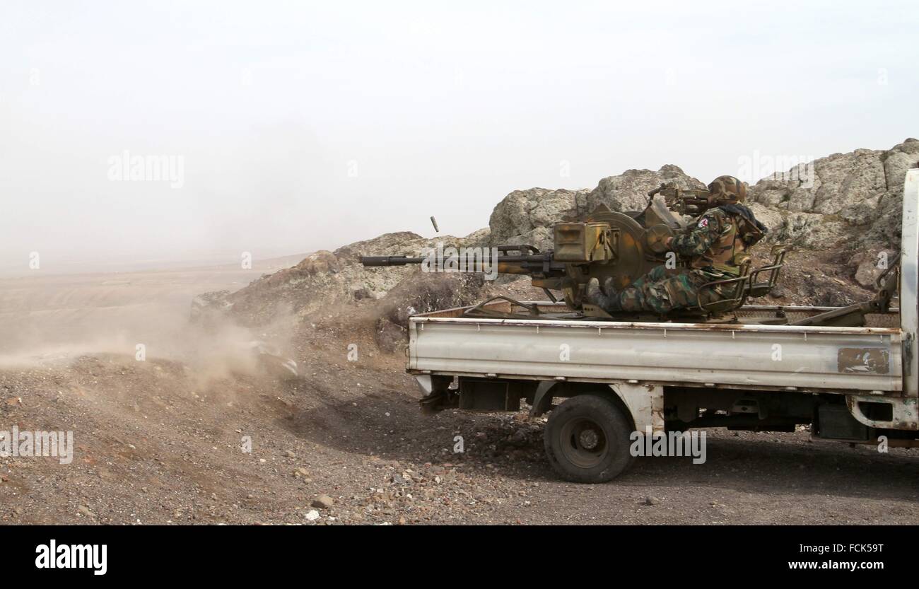 Suweida. 22 janvier, 2016. Un soldat de l'armée syrienne à l'État islamique d'incendie (EST) cible dans le sud province syrienne Suweida, 22 janvier 2016. À la suite de frappes aériennes russes en Syrie depuis le 30 septembre de l'année dernière, un grand nombre de militants est fui north central province syrienne à Raqqa province de Suweida et ont pris le contrôle de plusieurs villages à l'est de la région. Crédit : Yang Zhen/Xinhua/Alamy Live News Banque D'Images