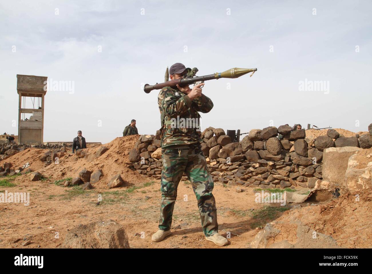 Suweida. 22 janvier, 2016. Un soldat syrien vise à un État islamique (EST) cible dans le sud province syrienne Suweida, 22 janvier 2016. À la suite de frappes aériennes russes en Syrie depuis le 30 septembre de l'année dernière, un grand nombre de militants est fui north central province syrienne à Raqqa province de Suweida et ont pris le contrôle de plusieurs villages à l'est de la région. Crédit : Yang Zhen/Xinhua/Alamy Live News Banque D'Images
