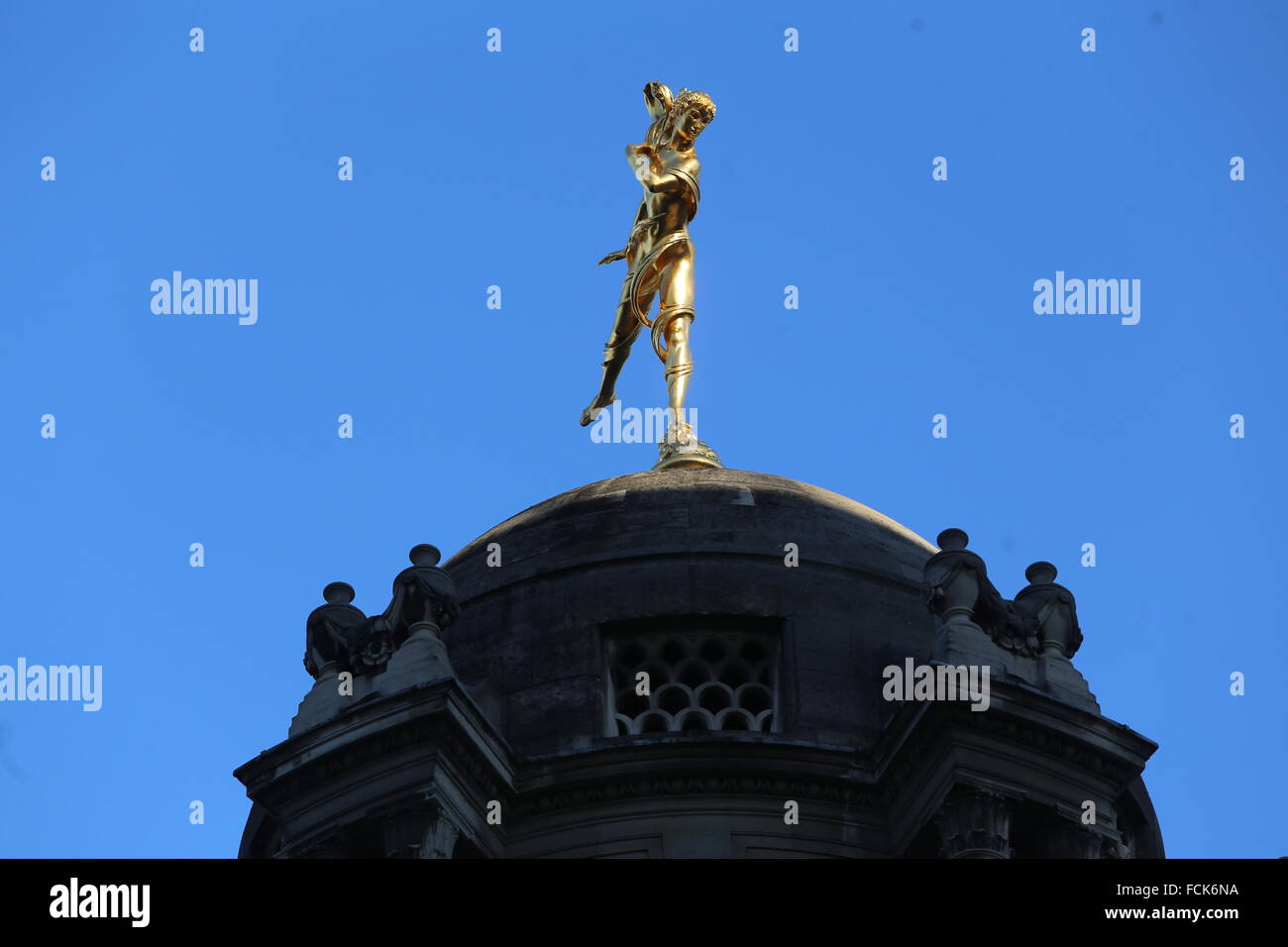 Statue en or de Ariel sur la Banque d'Angleterre, le Prince's Street / Lothbury, EC2, sculpteur Sir Charles Wheeler Pretty Boy Banque D'Images