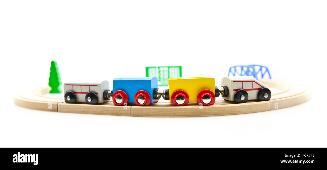 Petit train en bois isolé sur fond blanc Banque D'Images