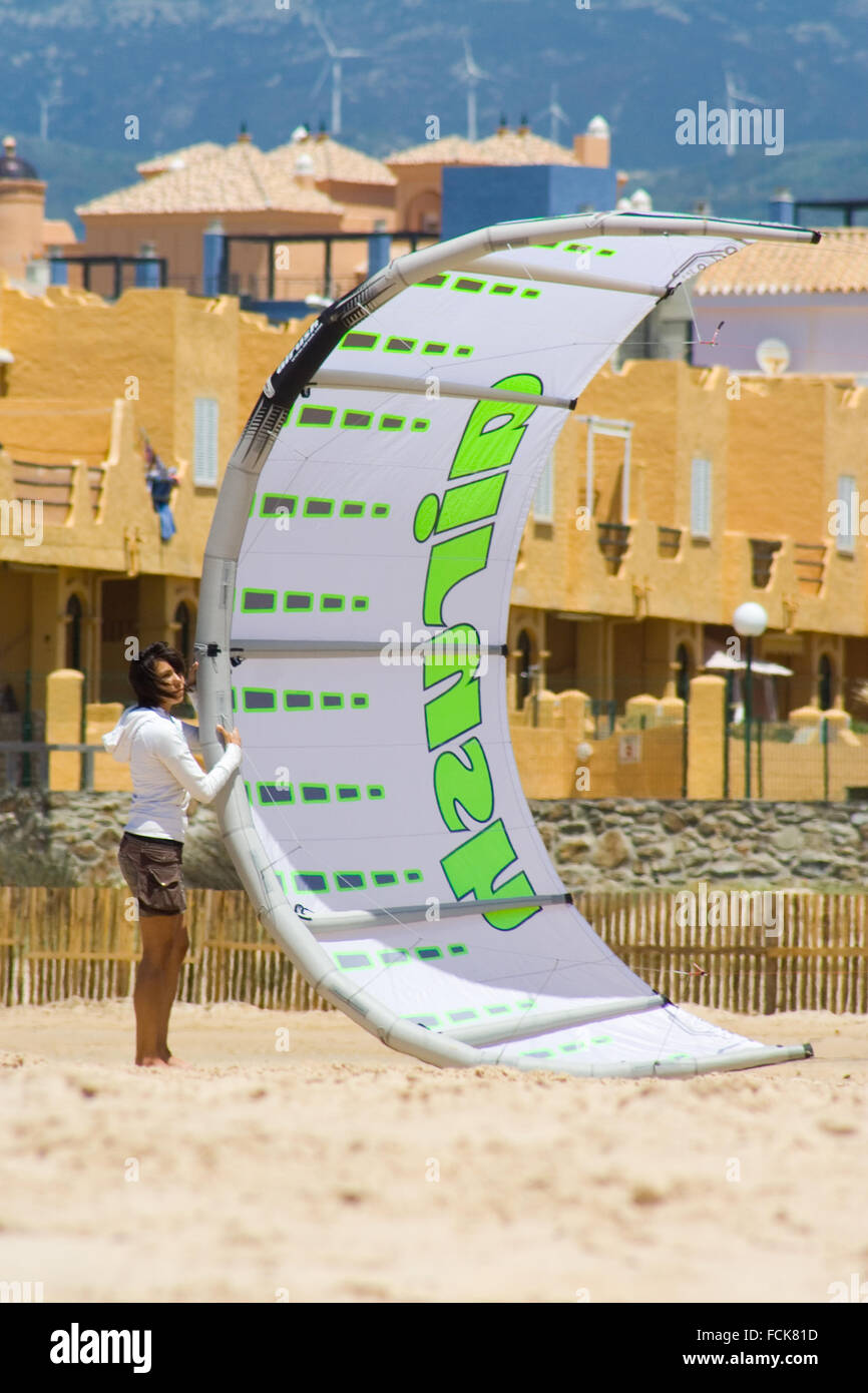 TARIFA, ESPAGNE, LE 15 MAI : la sportive non identifiés kite surfer sur plage propre de Tarifa, Espagne le 15 mai, 2009 Banque D'Images