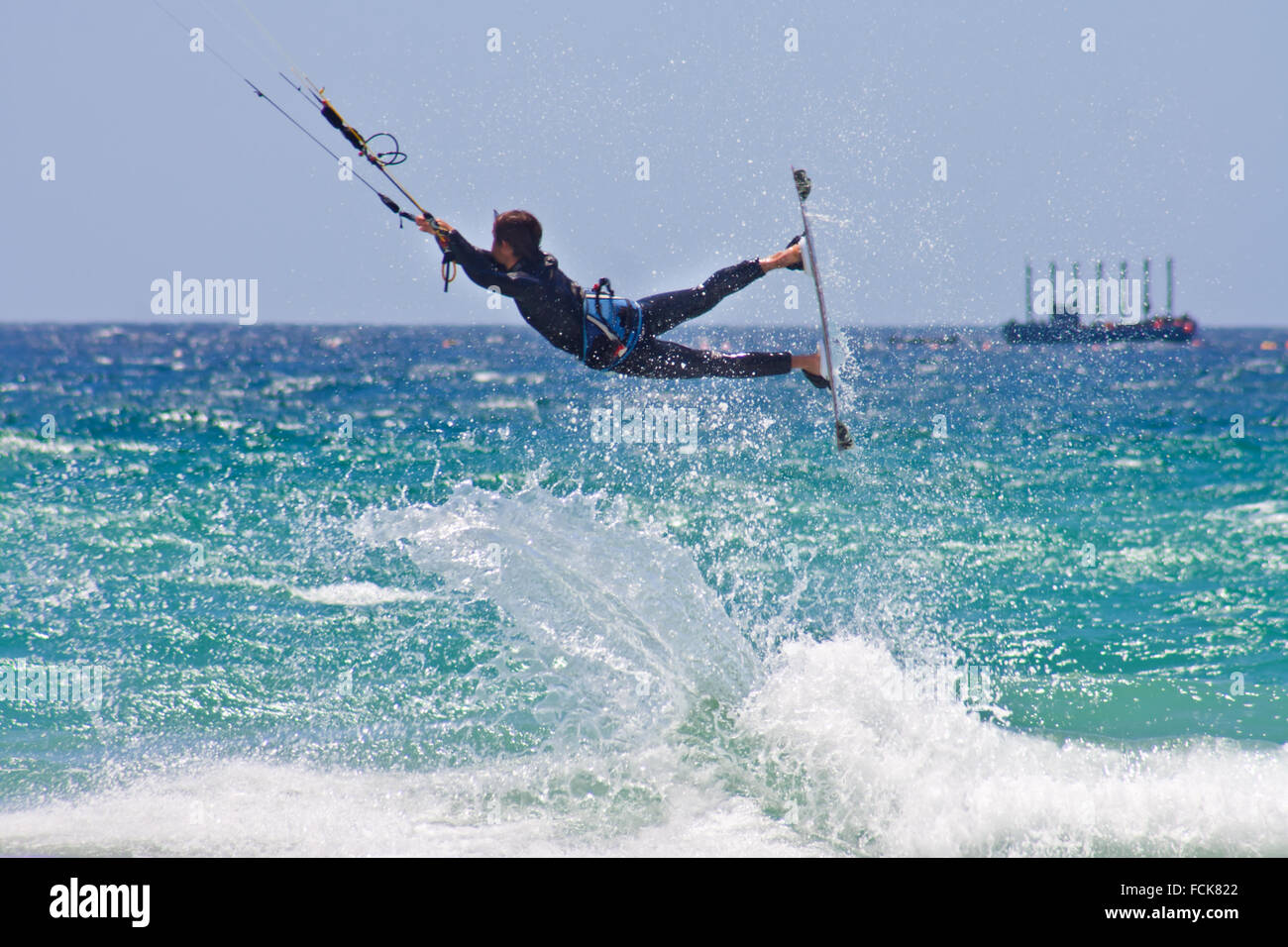 Sportif non identifiés kite surfer jumping à Tarifa, Espagne Banque D'Images