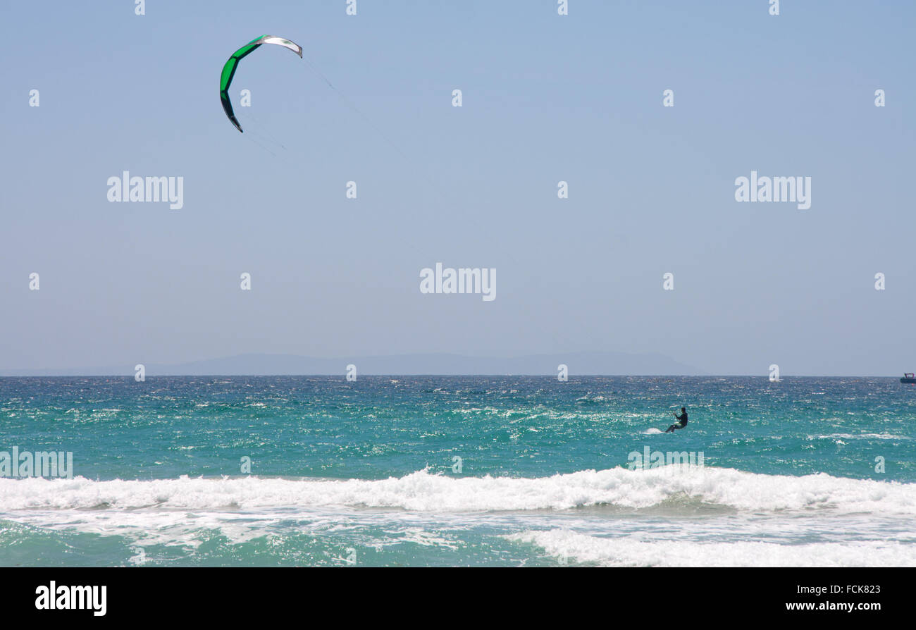 Sportsman kite surfer sur plage propre au jour de vent, Tarifa, Espagne Banque D'Images