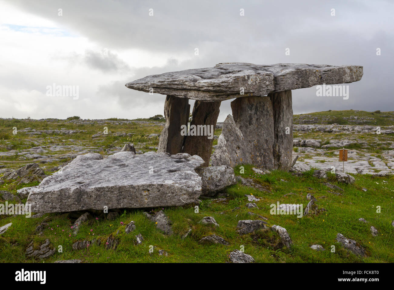 Dolmen de Poulnabrone dans le Burren, comté de Clare, Irlande. Datant de la période Néolithique Banque D'Images