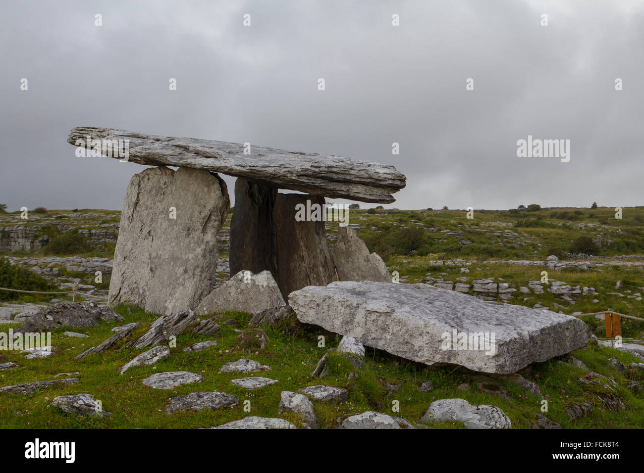 Dolmen de Poulnabrone dans le Burren, comté de Clare, Irlande. Datant de la période Néolithique Banque D'Images