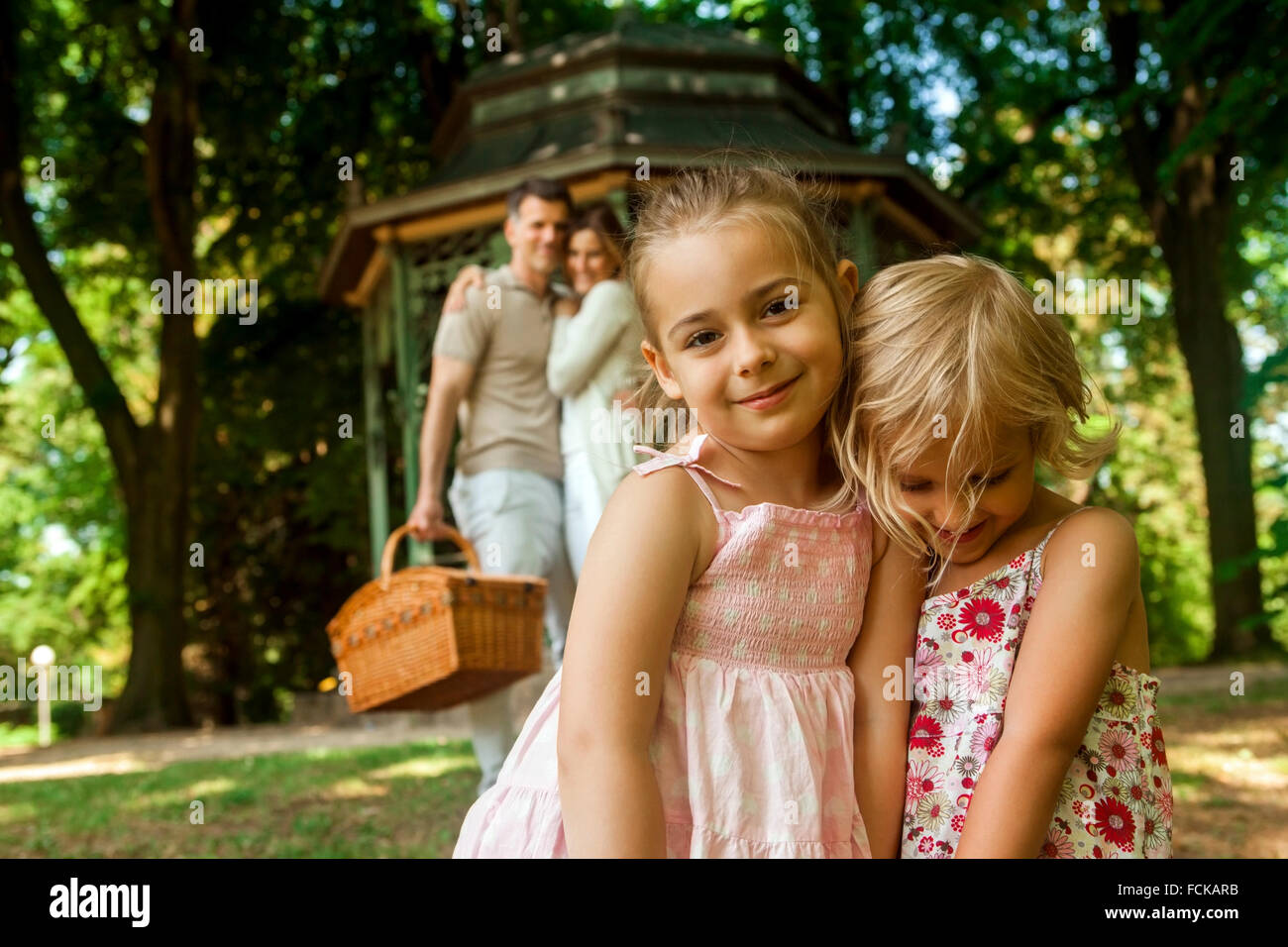 Happy Family in park parents exerçant son panier à pique-nique Banque D'Images
