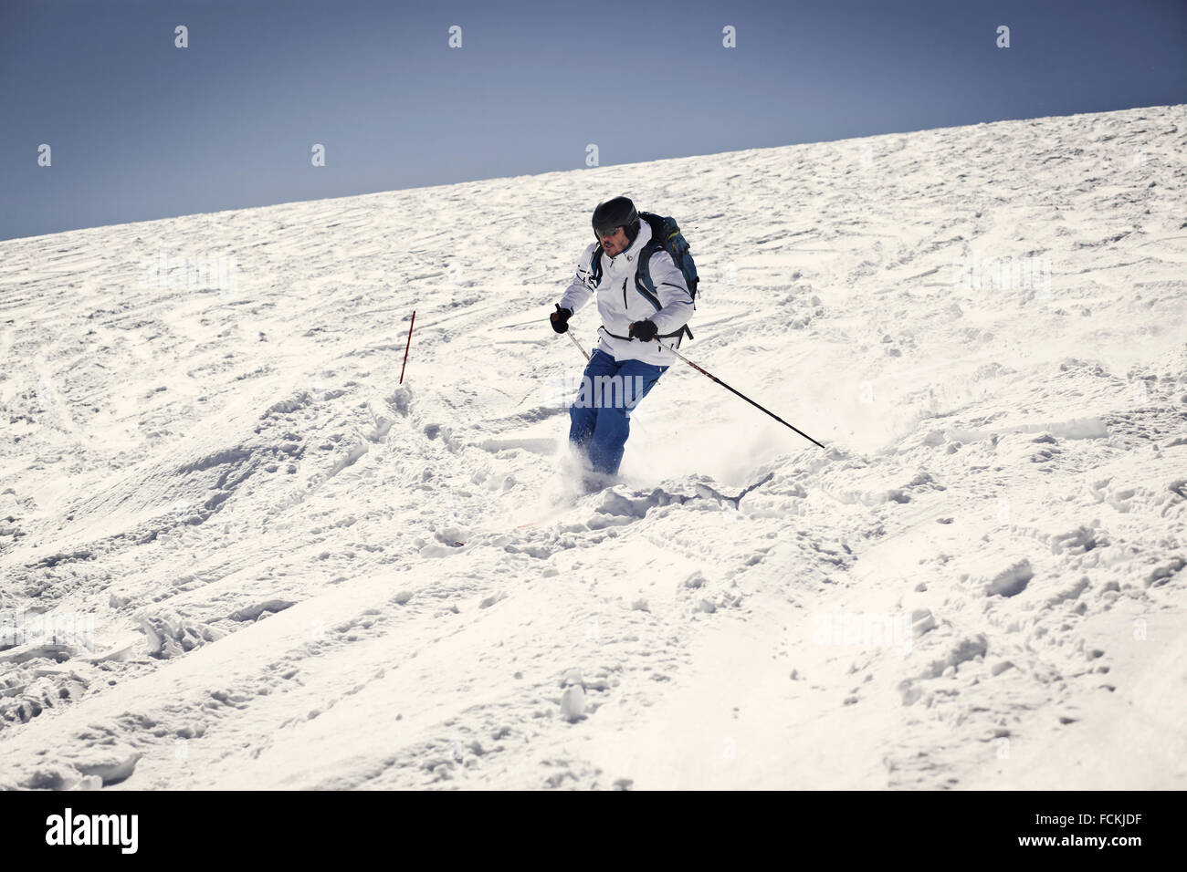 Homme ski sur pente - vacances d'hiver Banque D'Images