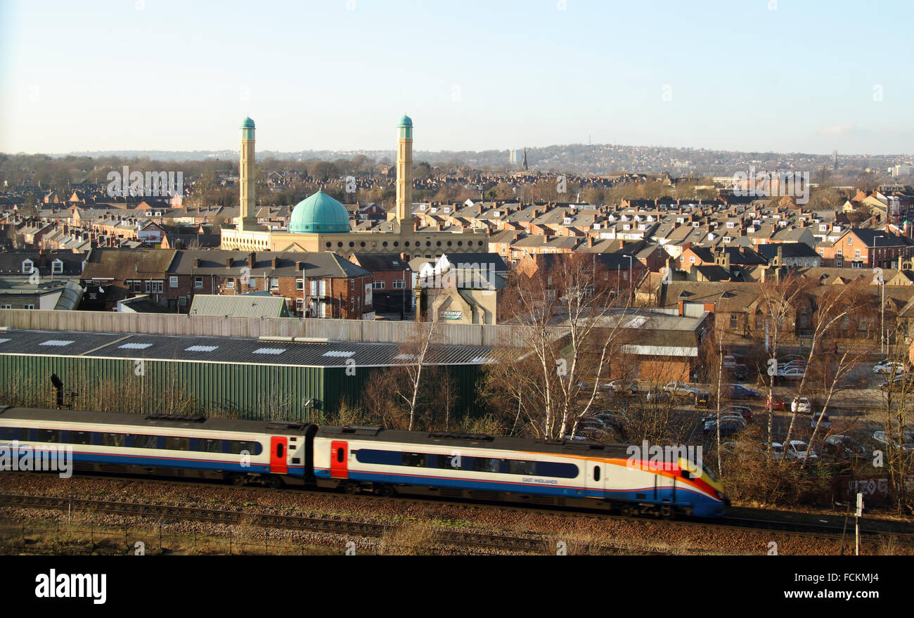 Sheffield présentant les principales lignes ferroviaires dans la ville, les coupoles bleues de la mosquée Madina Masjiid et collines au-delà, le Yorkshire UK Banque D'Images