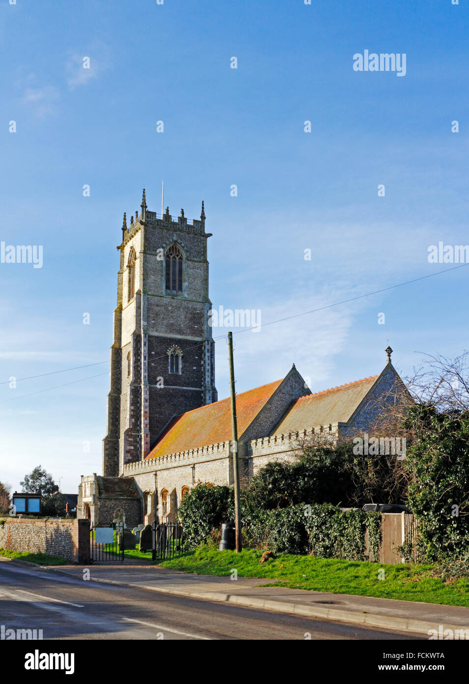 Une vue de l'église paroissiale de la Sainte Trinité et tous les Saints à Winterton, Norfolk, Angleterre, Royaume-Uni. Banque D'Images