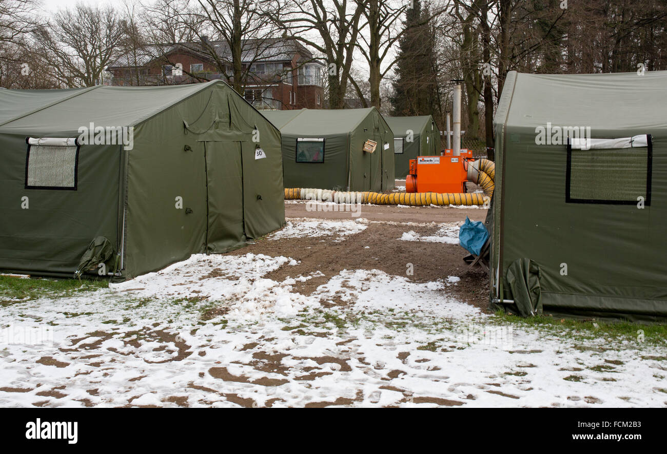 Hambourg, Allemagne. 23 Jan, 2016. Un camp de tentes pour les réfugiés, relié à des tuyaux de chauffage, à Ohlstedter Platz à Hambourg, Allemagne, 23 janvier 2016. 750 réfugiés vivent toujours dans des tentes à Hambourg. PHOTO : AXEL HEIMKEN/DPA/Alamy Live News Banque D'Images