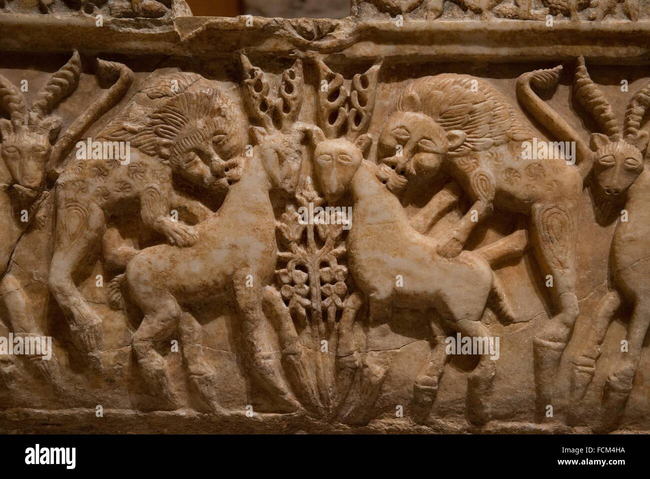 Détail d'un basrelief d'un lavabo en marbre, Musée de l'Alhambra