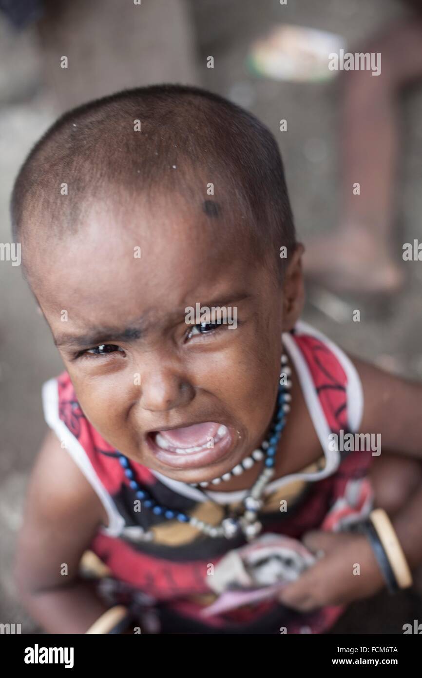 Bebe Qui Pleure De Faim Dans Une Rue De Mumbai En Inde Sans Abri Photo Stock Alamy