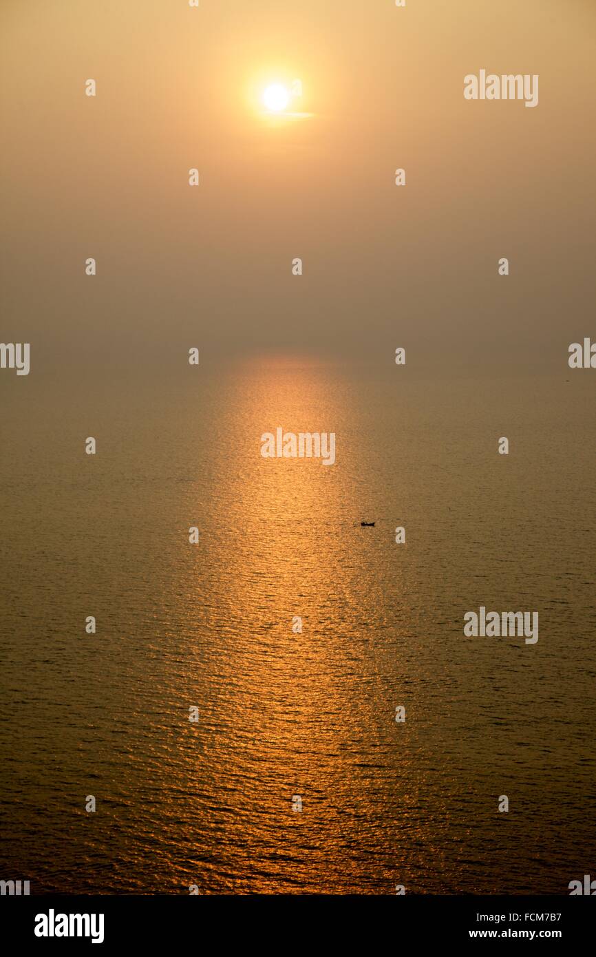 Un soleil bas sur la mer à Pattaya, Thaïlande, Banque D'Images