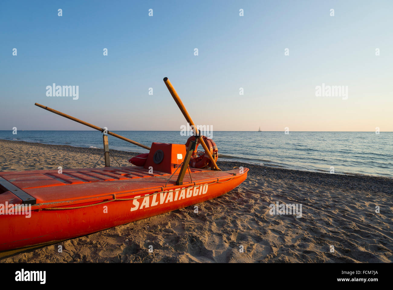 Sauvetage rouge au coucher du soleil sur la plage de Mingardo la Méditerranée près de Palinuro Cilento dans la région du sud de l'Italie Banque D'Images