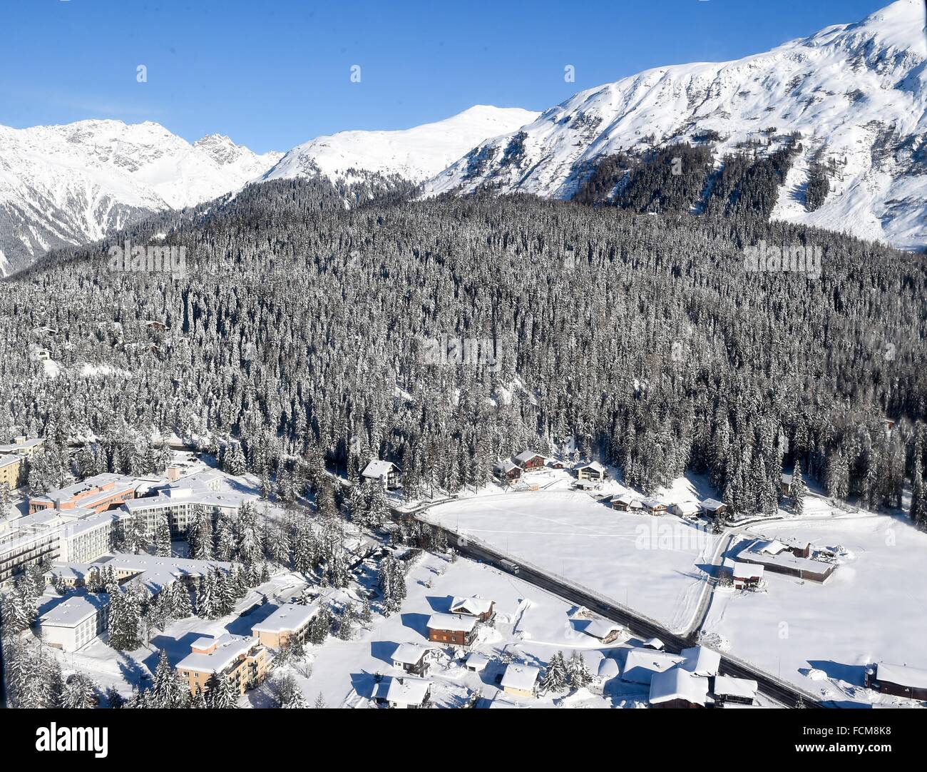 Vue aérienne du centre des congrès accueil du Forum économique mondial, le 21 janvier 2016 à Davos, en Suisse. Banque D'Images