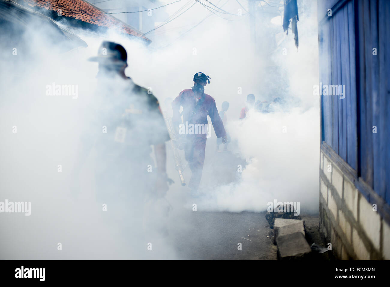 Les travailleurs de la santé Lancement du bureau de Jakarta de buée insecticide pour lutter contre la dengue session menace. Reynold © Sumayku Banque D'Images