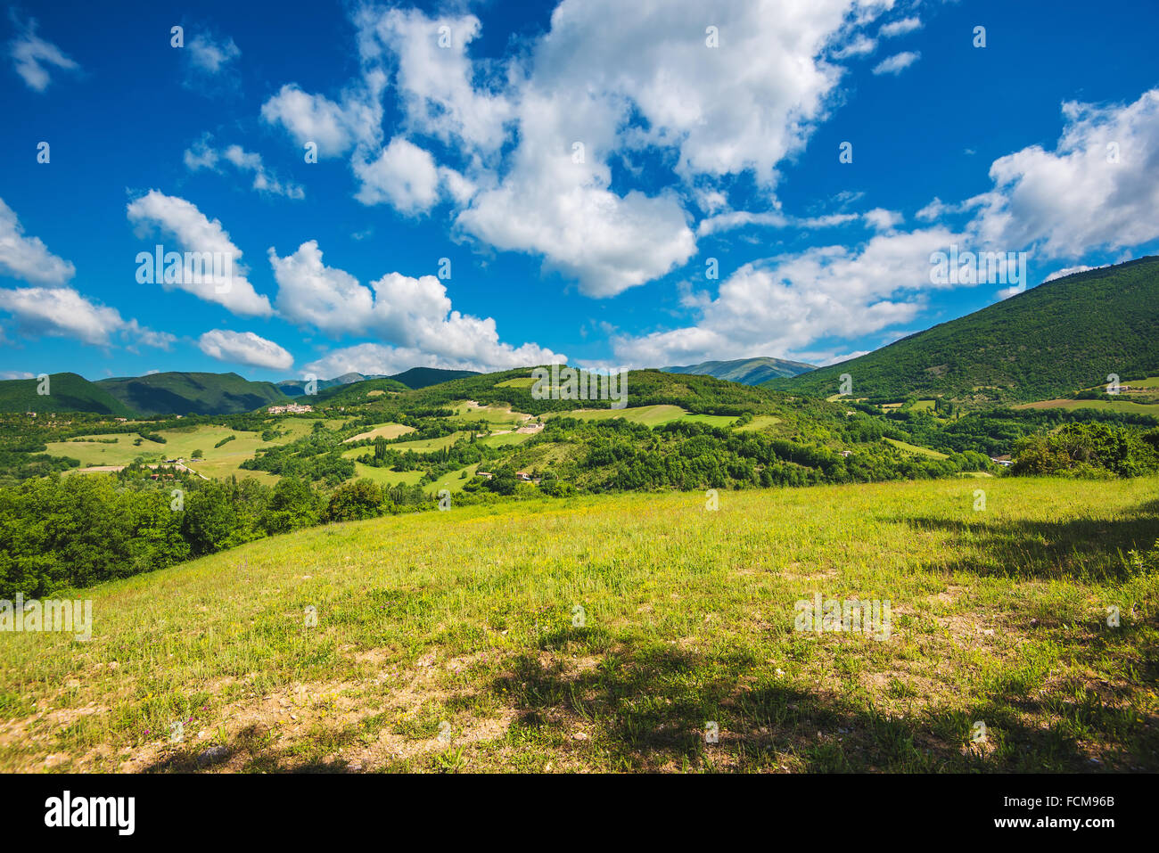 Paysage de montagne en Italie au printemps, de l'Ombrie. Banque D'Images