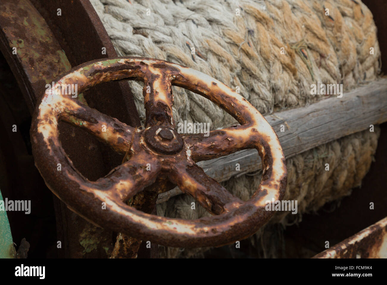 Rusty roue sur un bateau de pêche Banque D'Images