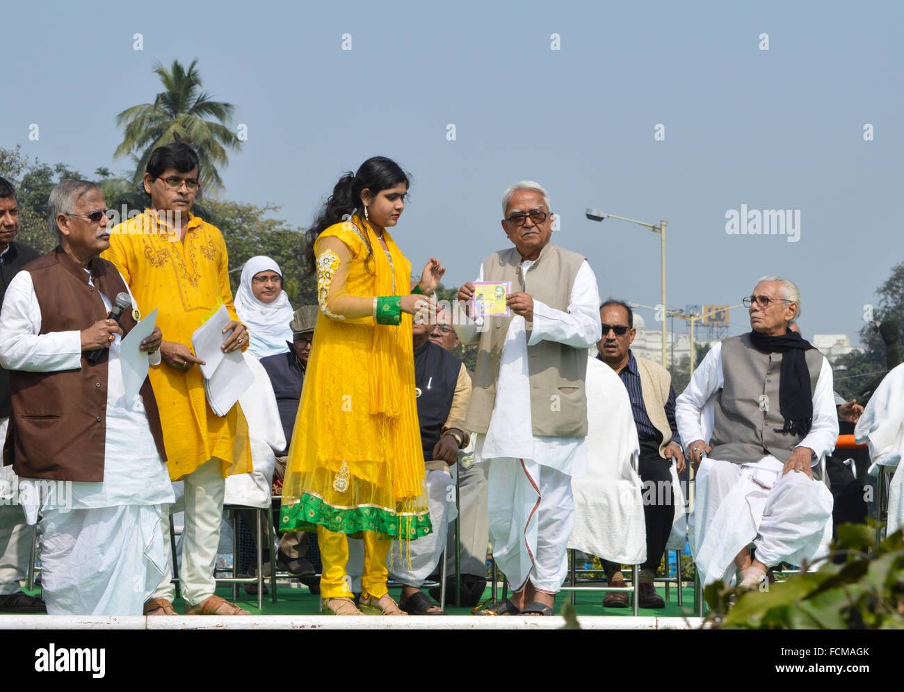 Kolkata, Inde. 23 Jan, 2016. Front de gauche président Biman Bose publie un CD de musique sur le 120e anniversaire de naissance de Netaji à célébration de Netaji Subhas Chandra Bose à Kolkata. Credit : Tanmoy Bhaduri/Pacific Press/Alamy Live News Banque D'Images