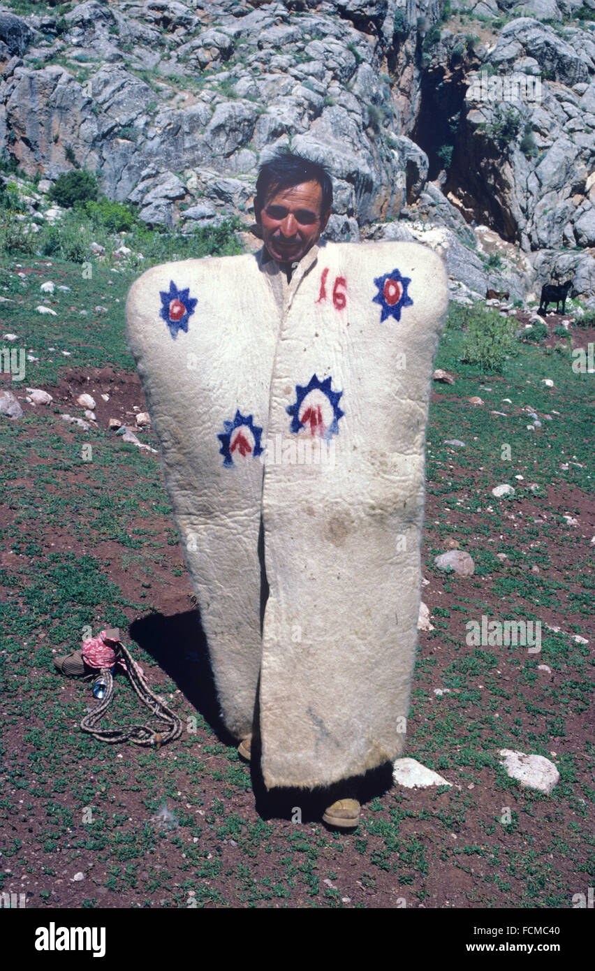 Un berger turc portant un feutre traditionnel Cape, manteau ou vêtement  connu comme Kepenek pose dans un pâturage d'été dans les montagnes du  Taurus Turquie Photo Stock - Alamy