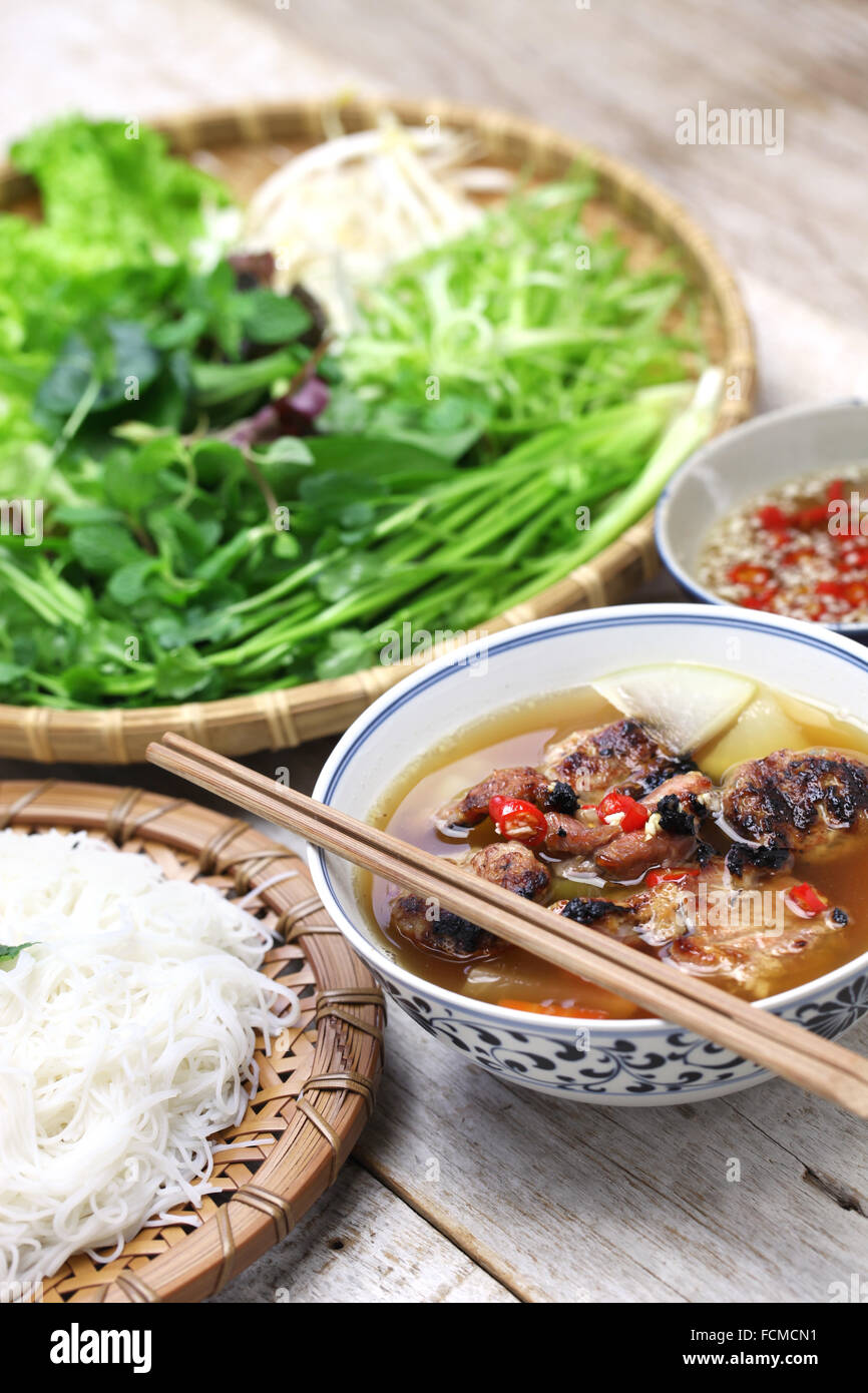 Bun cha, le porc grillé nouilles de riz et d'herbes, la cuisine vietnamienne Banque D'Images