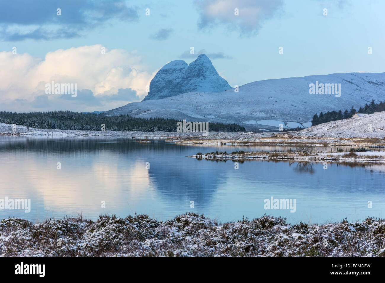 Suilven vu de Loch Borralan, Sutherland, Scotland, United Kingdom Banque D'Images