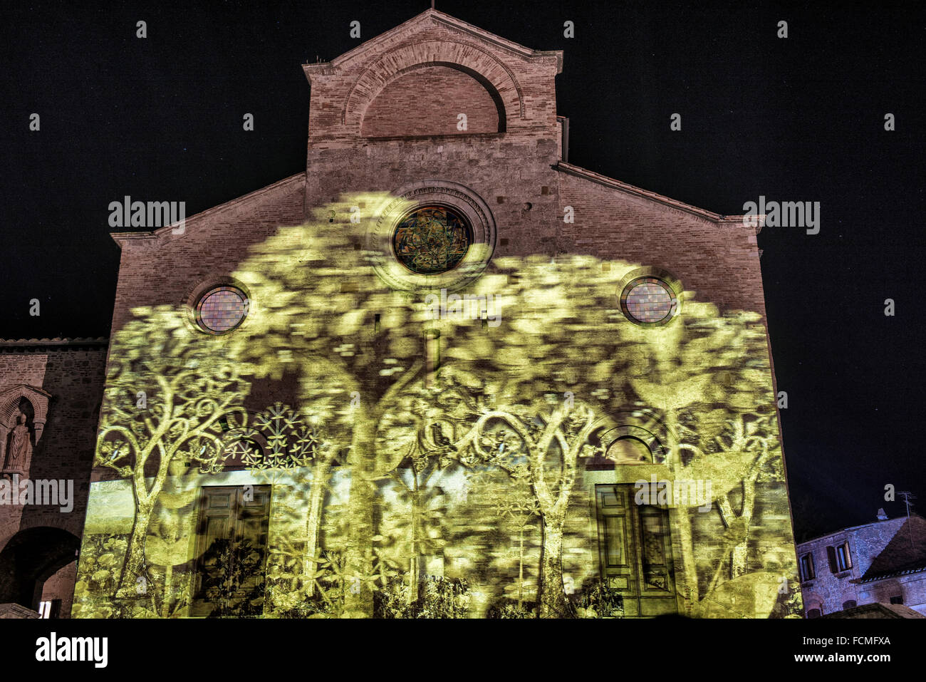 San Gimignano (Sienne). Réflexions sur la cathédrale feux collégiale de Santa Maria Assunta pour San Gimignano Lumière Banque D'Images