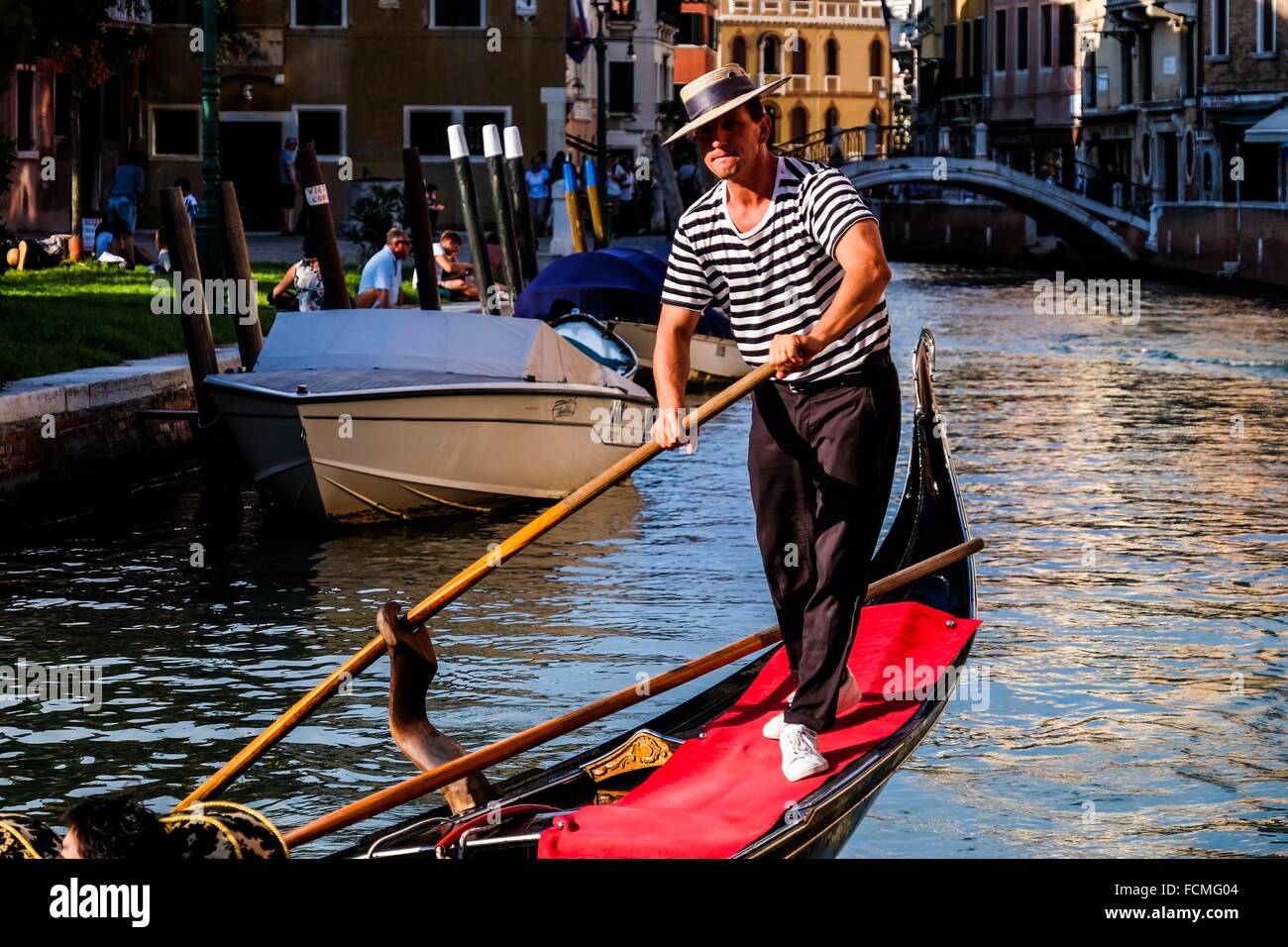 Gondolier en costume traditionnel Banque de photographies et d’images à haute résolution Alamy